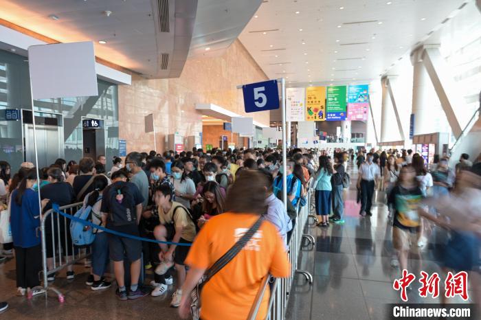 眾多市民等待進入書展。　陳永諾 攝