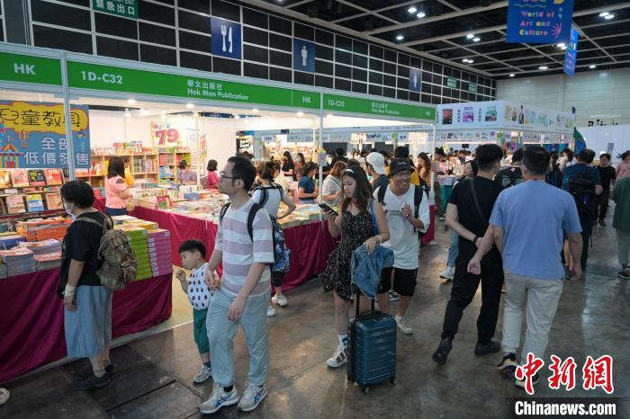 眾多市民到書展選購書籍?！￡愑乐Z 攝