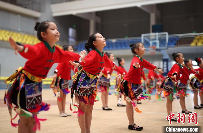 孩子們在學習苗族非遺舞蹈“錦雞舞”。　黃曉海 攝