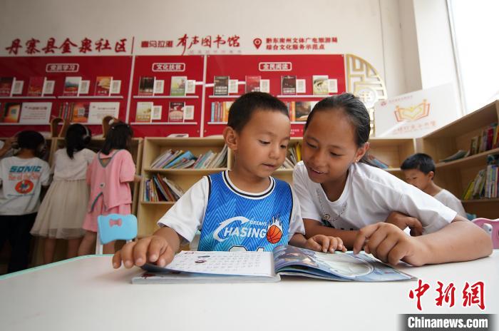 孩子們在社區(qū)圖書室看書?！↑S曉海 攝
