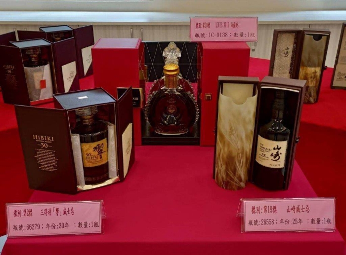 民眾在法拍會上花30多萬購買im.b主嫌的名酒收藏品 民眾在法拍會上花30多萬購買im.b主嫌的名酒收藏品