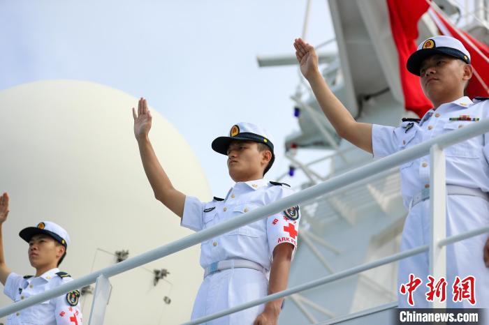 分區(qū)列隊(duì)官兵向送行人群揮手告別。　徐巍 攝