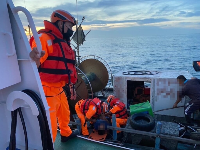 臺(tái)中外海漁船船員疑熱衰竭昏迷 臺(tái)中外海漁船船員疑熱衰竭昏迷