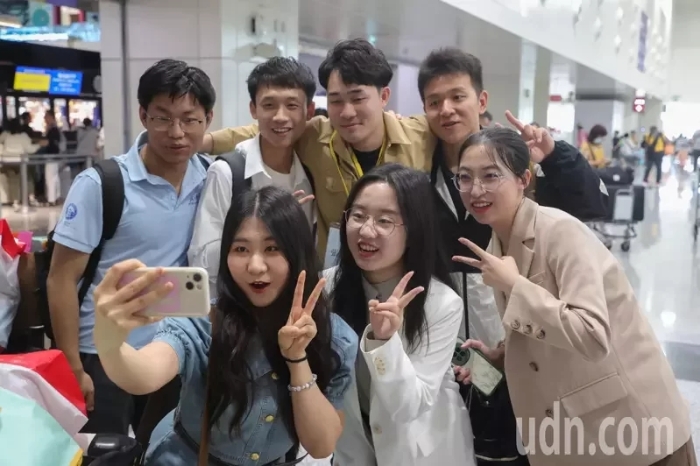 大陸高校師生訪臺團(tuán)23日上午從桃園機場準(zhǔn)備離臺，離去前在機場合影.webp