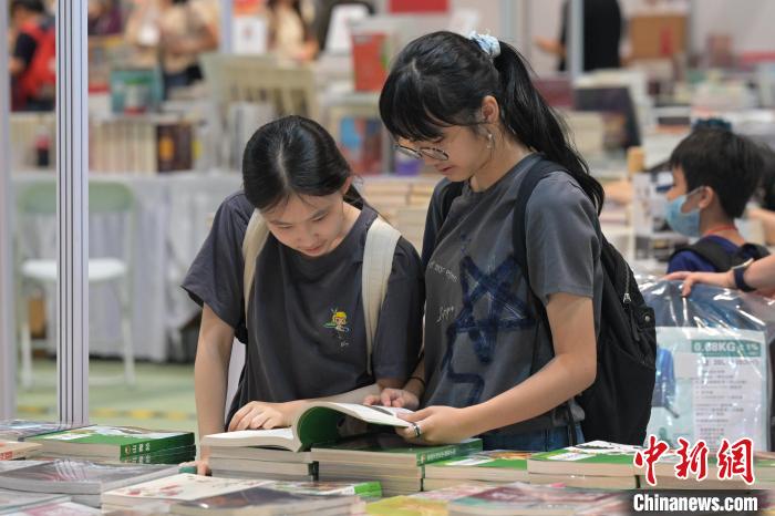 市民在書展內(nèi)看書。陳永諾 攝