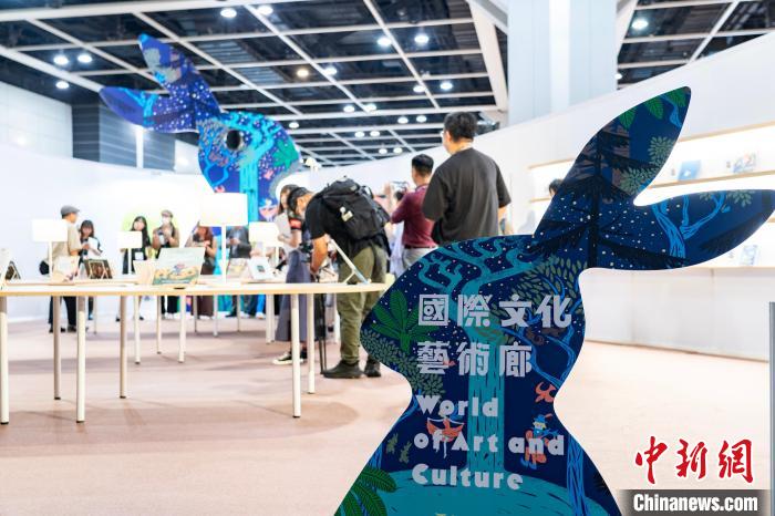 本屆書展新增設(shè)的“國(guó)際文化藝術(shù)廊”板塊展區(qū)。侯宇 攝
