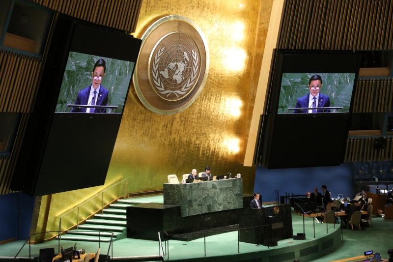 2月23日，在位于紐約的聯(lián)合國(guó)總部，中國(guó)常駐聯(lián)合國(guó)代表團(tuán)臨時(shí)代辦戴兵在聯(lián)合國(guó)大會(huì)烏克蘭問(wèn)題緊急特別會(huì)議上指出，無(wú)論困難多大，政治解決的大門不能關(guān)上，推動(dòng)盡快實(shí)現(xiàn)?；鹬箲?zhàn)是當(dāng)務(wù)之急，輸送武器不會(huì)帶來(lái)和平。（圖源：新華社）