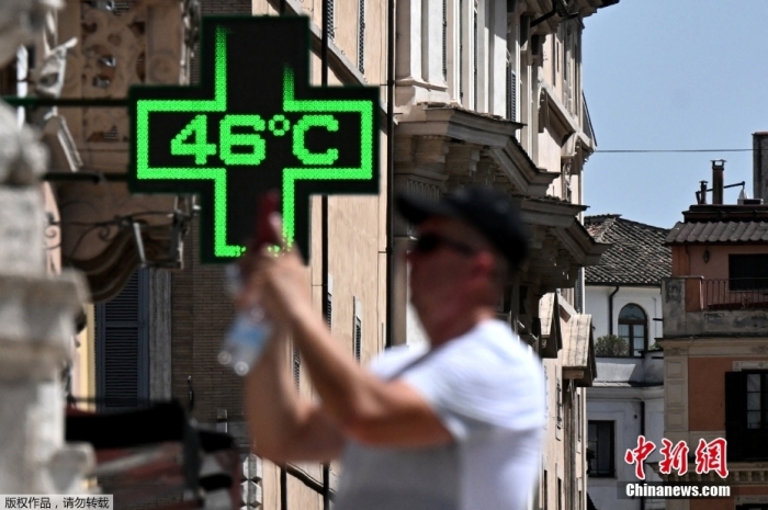 當(dāng)?shù)貢r(shí)間2023年7月18日，意大利在羅馬，一名游客在藥店的指示牌上顯示了當(dāng)前的室外溫度。