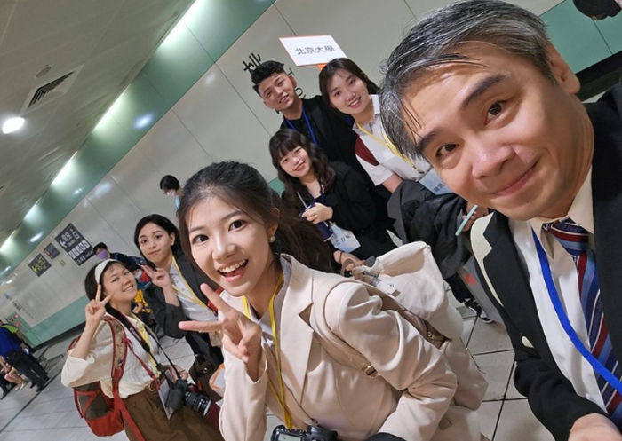 兩岸學(xué)生在桃園高鐵站合影 兩岸學(xué)生在桃園高鐵站合影