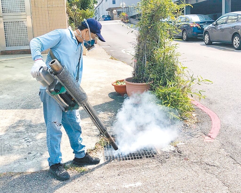 圖為臺中市衛(wèi)生局人員加強登革熱清消。（臺中市政府提供）.jpg