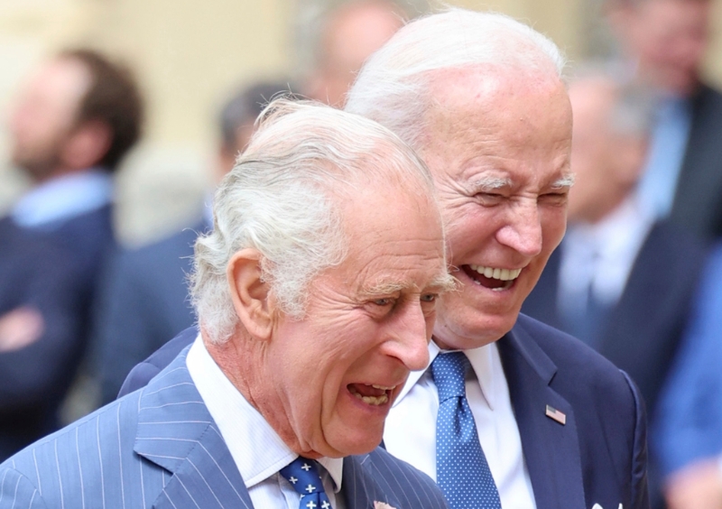 美國(guó)總統(tǒng)拜登訪問(wèn)英國(guó)，10日在英格蘭溫莎城堡同英國(guó)國(guó)王查爾斯三世會(huì)晤。（圖源：美聯(lián)社）
