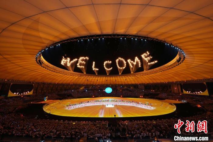 7月28日晚，第31屆世界大學(xué)生夏季運(yùn)動(dòng)會(huì)開(kāi)幕式在四川省成都市舉行。圖為開(kāi)幕式焰火?！≈行律缬浾?毛建軍 攝