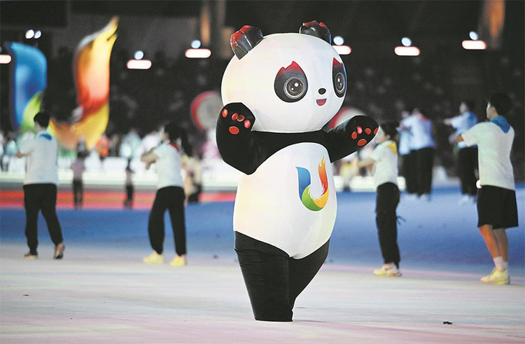 大運(yùn)會(huì)開(kāi)幕式將體現(xiàn)眾多成都元素，圖為彩排現(xiàn)場(chǎng)的“蓉寶”