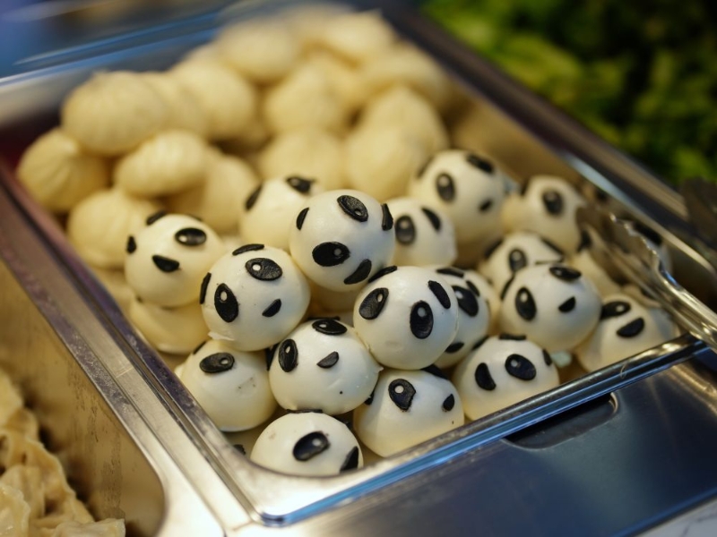 成都大運(yùn)村運(yùn)動(dòng)員餐廳窗口供應(yīng)的熊貓?jiān)煨投拱Ｐ氯A社記者 鄭直 攝