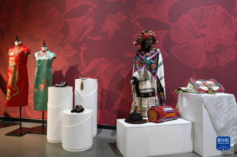 這是7月16日在大運(yùn)村展覽中心內(nèi)拍攝的特色服飾展區(qū)。新華社記者 胥冰潔 攝