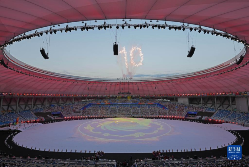 這是7月28日拍攝的開(kāi)幕式倒計(jì)時(shí)焰火。新華社記者 李欣 攝