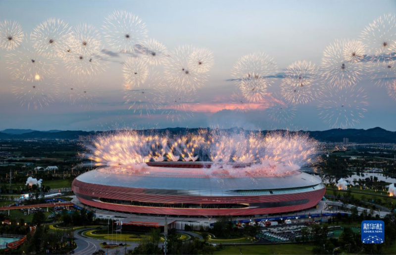這是7月28日拍攝的開(kāi)幕式焰火。新華社記者吳剛攝