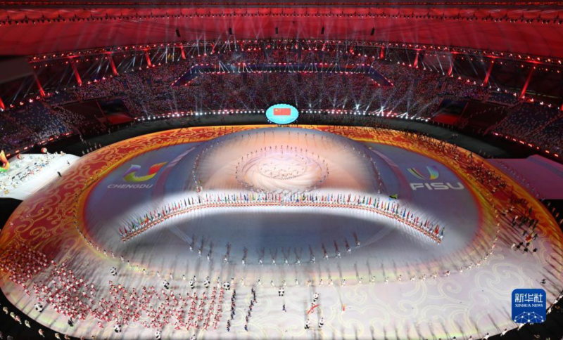 7月28日，中國(guó)大學(xué)生體育代表團(tuán)在開(kāi)幕式上入場(chǎng)。新華社記者 賈浩成 攝