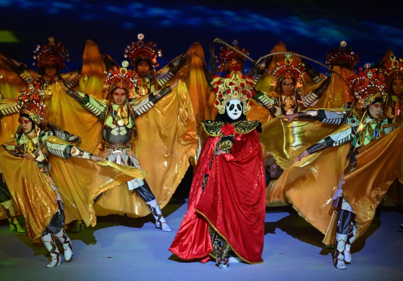 7月28日，演員在大運(yùn)會(huì)開(kāi)幕式上表演川劇變臉。新華社記者 吳剛 攝