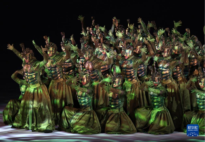 7月28日，演員在開(kāi)幕式上表演。新華社記者 張麗蕓 攝