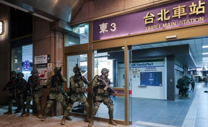 臺軍“漢光39號”演習(xí)，26日凌晨于臺北車站演練關(guān)鍵基礎(chǔ)設(shè)施防護，但“憲兵”在透明玻璃后方掩蔽的作為，卻飽受質(zhì)疑