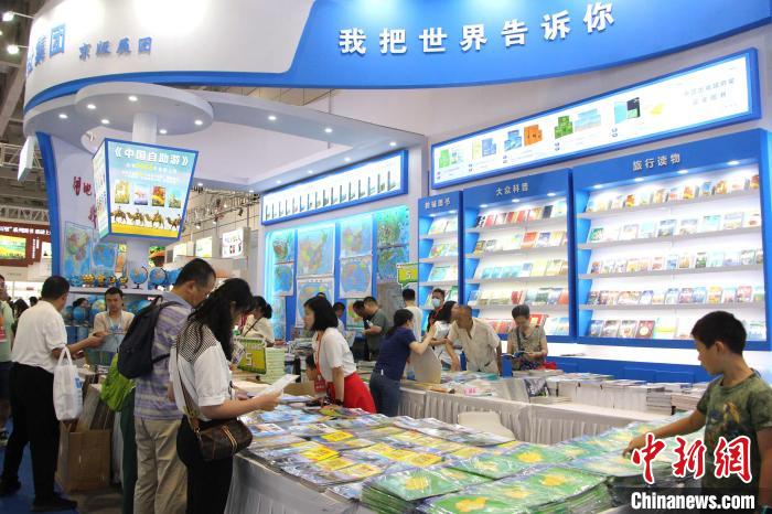 地圖類科普圖書受到讀者歡迎。趙曉 攝