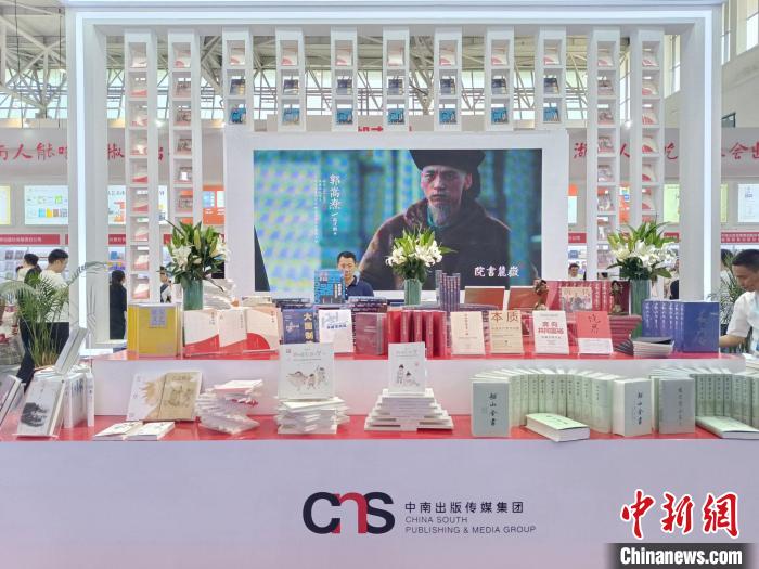 近百種新書精品在半通透式書墻前集中陳列。鄧霞攝