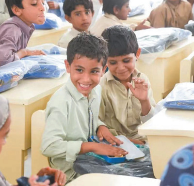 在中國和平發(fā)展基金會出資捐建的瓜達爾法曲爾學(xué)校，學(xué)生們收到新文具，十分開心。（謝文園 攝）