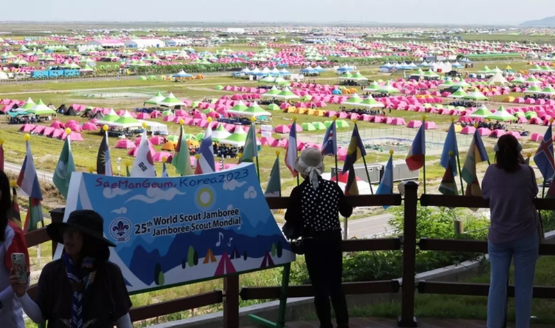 世界童軍大露營高溫下在韓國全羅北道扶安郡新萬金營地舉行。（圖源：美聯(lián)社）