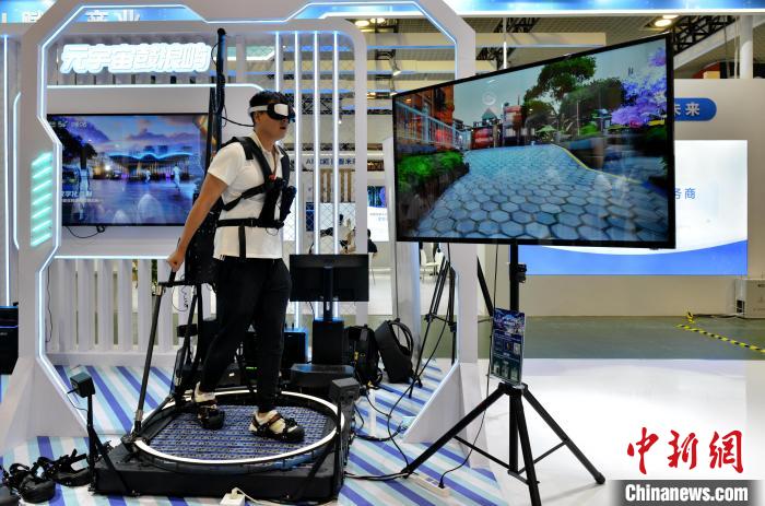 市民在數(shù)字文旅主題館體驗“元宇宙鼓浪嶼”。呂明 攝