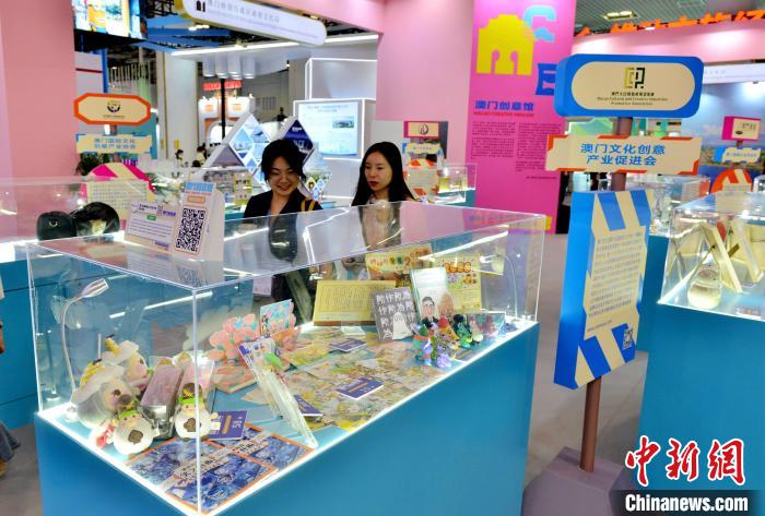 澳門館展示的文創(chuàng)品吸引參觀者。呂明 攝
