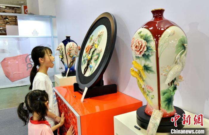 臺灣法藍瓷展區(qū)吸引小朋友參觀。呂明 攝