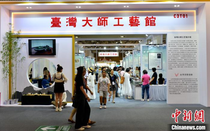 臺灣大師工藝館吸引市民參觀。呂明 攝