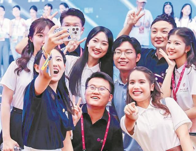 在第十一屆海峽青年節(jié)峰會(huì)上，兩岸青年合影留念。