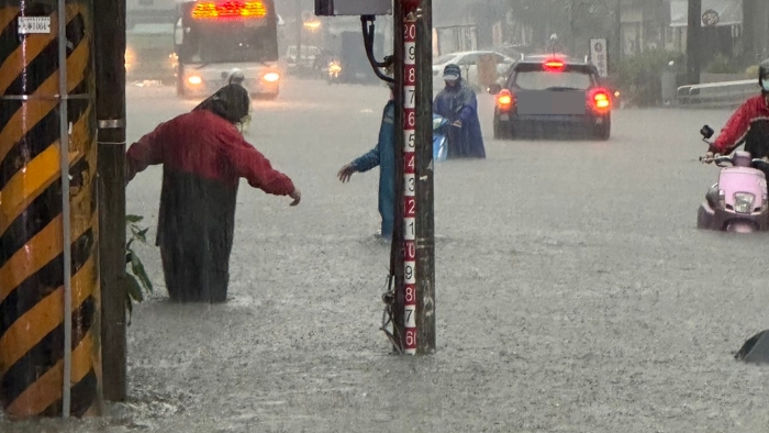 高雄17日凌晨下起豪大雨，多處淹水