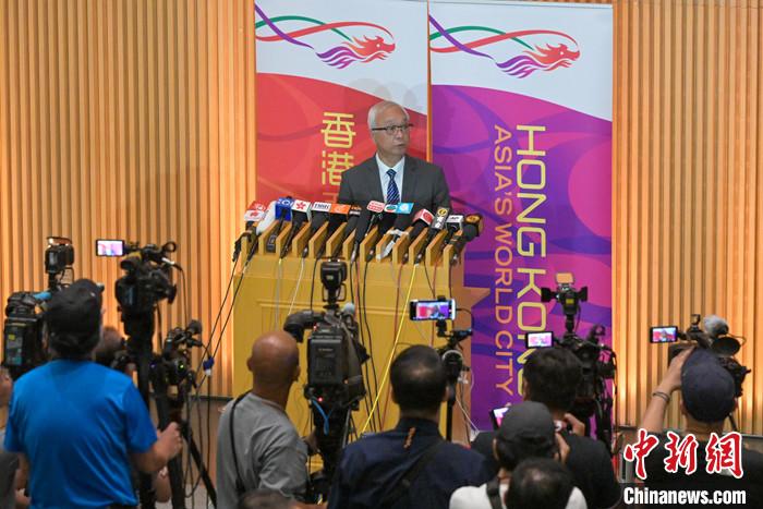 8月22日，香港特區(qū)政府環(huán)境及生態(tài)局局長謝展寰會見傳媒時表示，因應(yīng)日本福島核污染水排放計劃，由8月24日起，香港將禁止源自東京、福島、千葉、栃木、茨城、群馬、宮城、新潟、長野和埼玉10個都縣的水產(chǎn)品進口。 <a target='_blank' href='/'>中新社</a>記者 陳永諾 攝