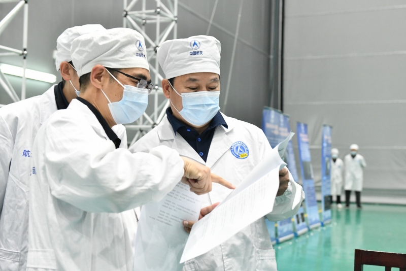 衛(wèi)星研制人員討論技術(shù)細(xì)節(jié)。（圖源：央視新聞）