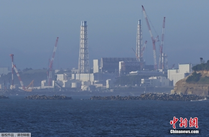 8月24日，從日本福島縣浪江町遠(yuǎn)眺因海嘯受損的福島第一核電站。北京時(shí)間8月24日12時(shí)左右，日本正式開始排放福島第一核電站的核污染水。