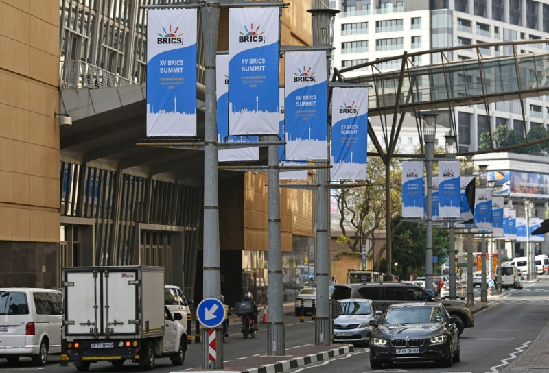這是8月17日在南非約翰內(nèi)斯堡拍攝的金磚峰會(huì)條幅。（圖源：新華網(wǎng)）
