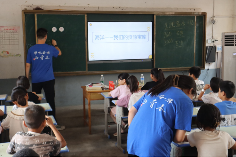 圖為宣講海洋中的資源 劉乙霆攝 圖為宣講海洋中的資源 劉乙霆攝