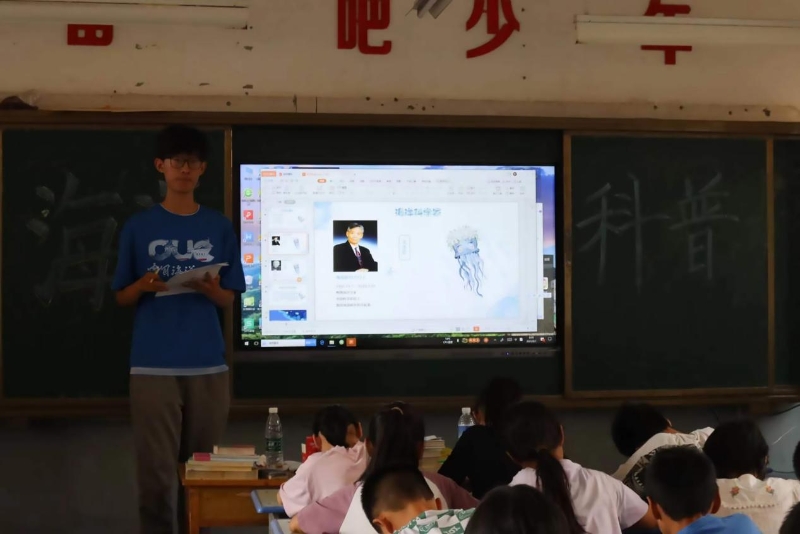 圖為宣傳文圣常先生的科學(xué)家精神 曹歷源攝 圖為宣傳文圣常先生的科學(xué)家精神 曹歷源攝