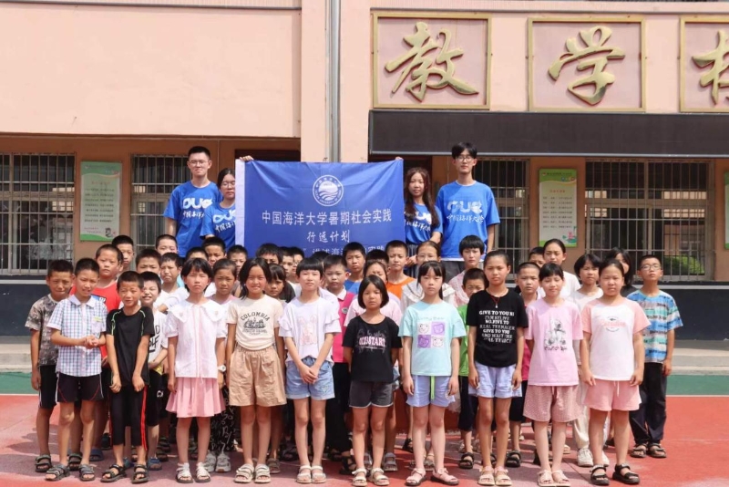 圖為支教團成員跟學(xué)生的合影 曹歷源攝 圖為支教團成員跟學(xué)生的合影 曹歷源攝