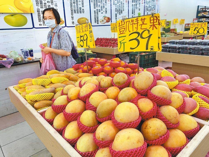 大陸海關總署日前宣布臺灣芒果因檢出病蟲害，即日已暫停輸入大陸。圖為臺北市一家水果店陳列不同品種本土芒果。（本報資料照／鄧博仁攝）.jpg