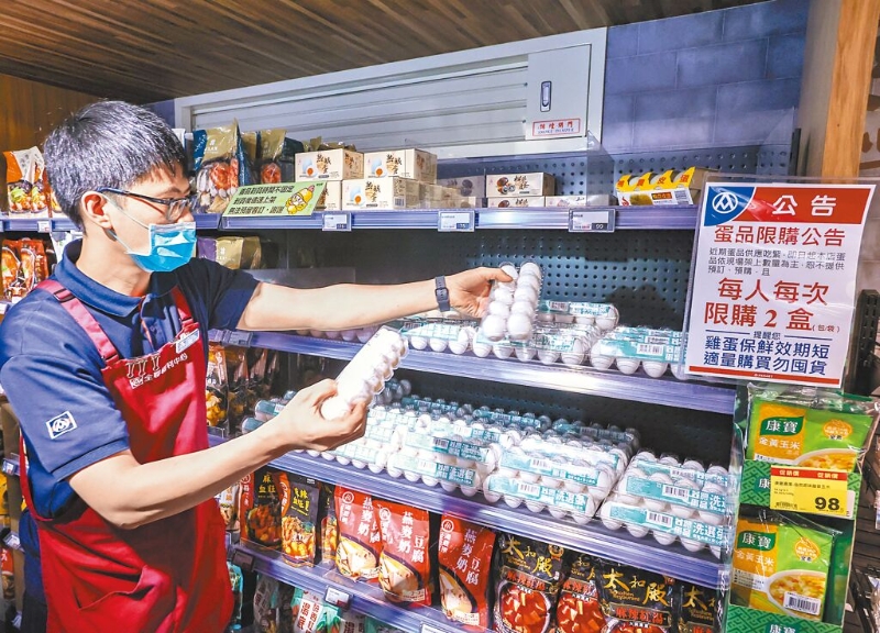 進(jìn)口雞蛋專案遭質(zhì)疑有圖利之嫌。圖為先前蛋荒時(shí)，賣場分批上架的畫面。（本報(bào)資料照片）