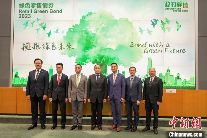 9月5日，香港特區(qū)政府舉行記者會，宣布發(fā)行新一批綠色零售債券，規(guī)模不少于150億港元，會視乎市場情況，考慮將發(fā)行額提高至最多200億港元。圖為香港特區(qū)政府財經(jīng)事務(wù)及庫務(wù)局局長許正宇(中)等出席記者會。 <a target='_blank' href='/'>中新社</a>記者 陳永諾 攝