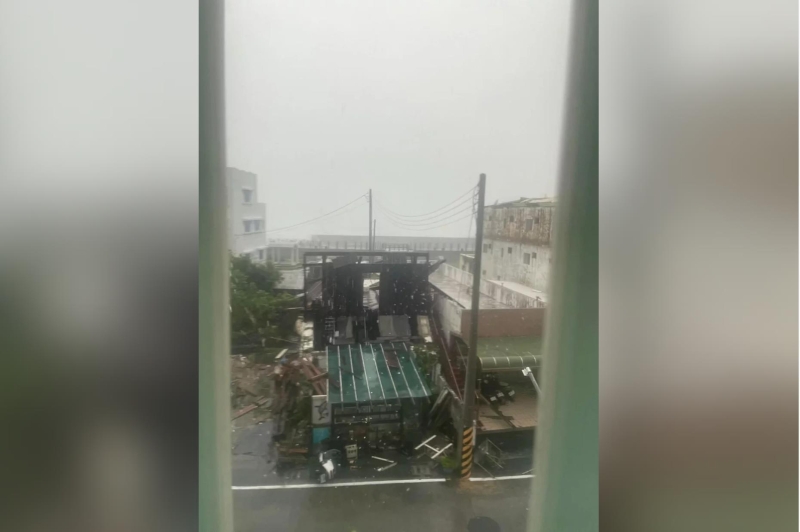 中颱?？行膶⒌顷懪_東，暴風圈已經(jīng)籠罩整個綠島，帶來狂風驟雨，其中測得瞬間最大陣風達到14級，有1間民宿2樓木造加蓋屋頂，不敵強風被整個吹消失，幸無人傷亡。圖／民眾提供
