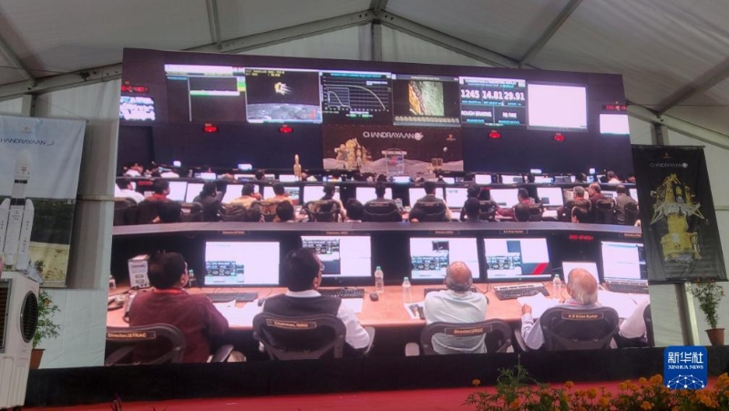 8月23日，在印度班加羅爾，一處大屏幕播放印度月球探測(cè)器相關(guān)直播畫面。（圖源：新華社）