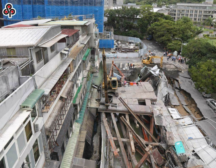 臺北市大直街94巷弄內(nèi)民宅因工地施工嚴重傾斜 臺北市大直街94巷弄內(nèi)民宅因工地施工嚴重傾斜