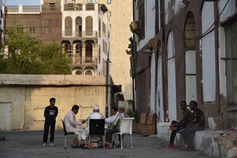 2019年9月22日，居民在沙特阿拉伯吉達(dá)古城內(nèi)休閑。（圖源：新華社）