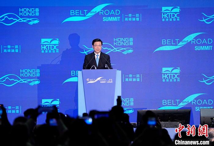 9月13日，第八屆“一帶一路”高峰論壇在香港會(huì)議展覽中心開幕。本次論壇適逢“一帶一路”倡議10周年，也是香港特區(qū)在疫情后首次以全實(shí)體的形式舉辦論壇，有近6000名來自多個(gè)國(guó)家及地區(qū)的人士登記參加，與會(huì)代表團(tuán)多達(dá)100個(gè)，將簽署20份合作備忘錄，至少10個(gè)國(guó)家的政府高層代表會(huì)出席。圖為香港特別行政區(qū)行政長(zhǎng)官李家超致開幕辭。 <a target='_blank' href='/'>中新社</a>記者 侯宇 攝